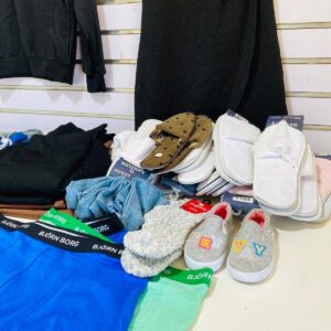 Lote x34 prendas varias: vestidos, boxers, pantuflas y más