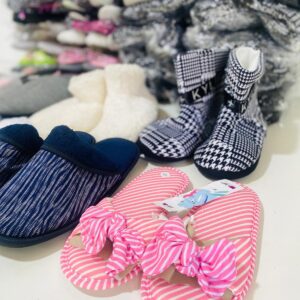 Lote x50 pares de pantuflas: adultos e infantiles