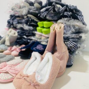 Lote x50 pares de pantuflas: adultos e infantiles