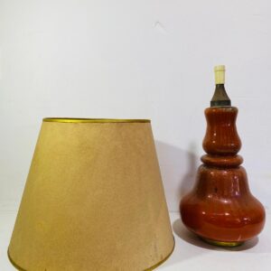 Portátil naranja con pantalla