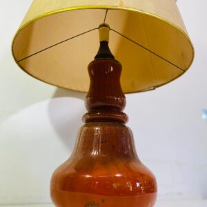 Portátil naranja con pantalla