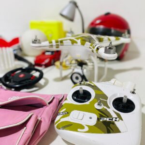 Lote x26 artículos: bolsos, casco, dron, portátil y otros