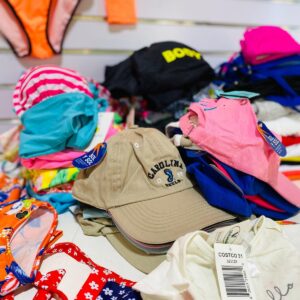 Lote x70 prendas: mallas, remeras, shorts, gorros, otros