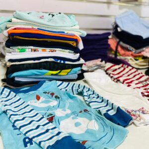 Lote x90 prendas: gorros, bufandas, pantalones, remeras, otros