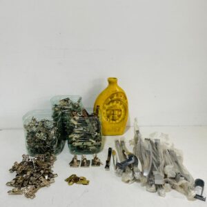 Lote florero, bisagras y otros