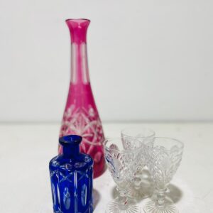 Lote x5 artículos: botella licorera de cristal rosa, copas de cristal y otros