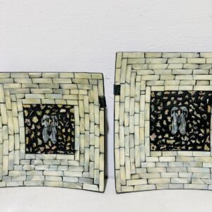 Lote x9 artículos: platos de nácar, cuadro repujado, ángel de madera y otros