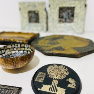 Lote x9 artículos: platos de nácar, cuadro repujado, ángel de madera y otros