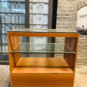Mueble exhibidor en madera y vidrio