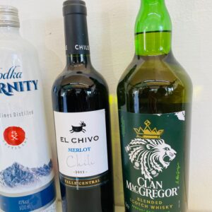 Lote x3 botellas: vino El Chivo, whisky Clan Mac Gregor, vodka Eternity