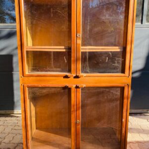 Mueble en madera 5 estantes, 4 puertas de vidrio