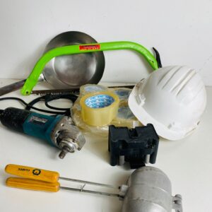 Lote x11 herramientas: cerrucho, casco, amoladora, 5 cinta y más