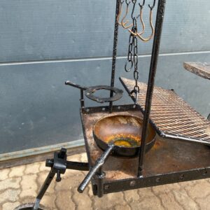 Parrillero rustico en hierro pintado negro, con accesorios y parrilla