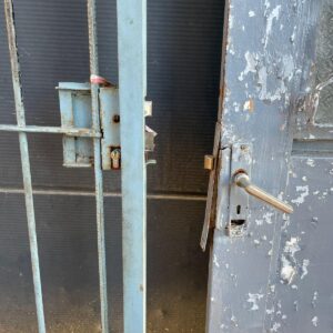 Puerta en chapa + reja en hierro con cerradura