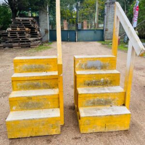 Lote x2 escaleras en madera pintada amarilla