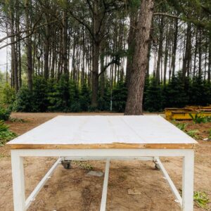 Mesa rodante de caño y madera blanca 1.13 x 1.13 x 0.60 m