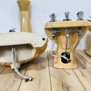 Juego de baño beige: wáter, bidet y pileta con pie