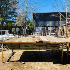 Mesa de trabajo con 4 cajones, pie en hierro + tablas en madera gruesa