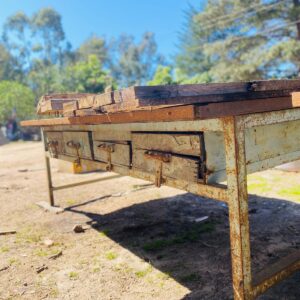 Mesa de trabajo con 4 cajones, pie en hierro + tablas en madera gruesa