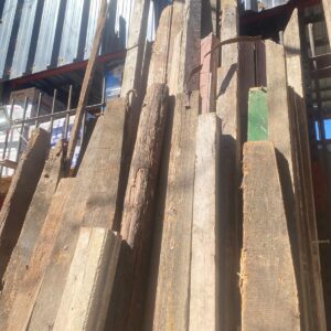 Lote x30 palos para postes + madera dura (varias medidas: 2.14 a 2.62 m)