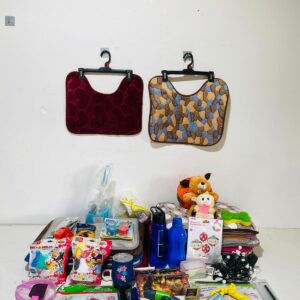 Lote x68 artículos: alfombras, botellas, pelotas, peluches y otros