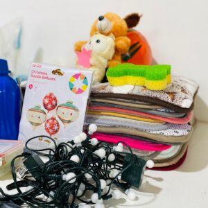 Lote x68 artículos: alfombras, botellas, pelotas, peluches y otros