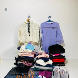 Lote x68 prendas: buzos, gorros de lana, vestidos, pantuflas y otros