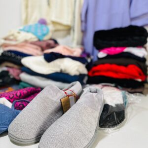 Lote x68 prendas: buzos, gorros de lana, vestidos, pantuflas y otros