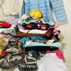 Lote x85 prendas: camperas, pantuflas, remeras, pelotas, medias y otros
