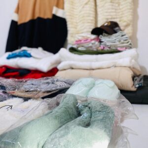 Lote x50 prendas: buzos, camperas, chaleco, pantuflas y otros