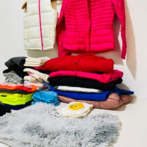 Lote x61 prendas: camperas, chalecos, gorros de lana y otros