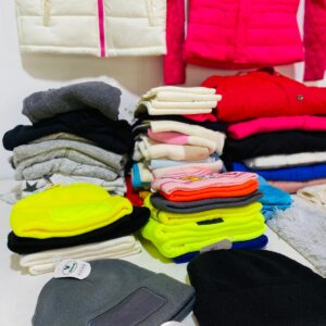 Lote x61 prendas: camperas, chalecos, gorros de lana y otros