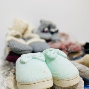 Lote x34 pares de pantuflas: colores y talles varios