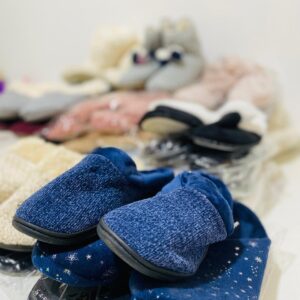 Lote x34 pares de pantuflas: colores y talles varios