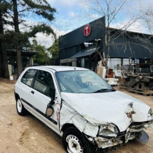 Renault Clio 1.6 1997: Chocado, prende