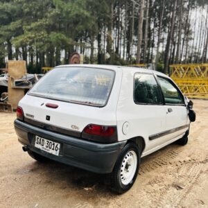 Renault Clio 1.6 1997: Chocado, prende