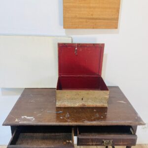 Lote x4 artículos: caja fuerte en hierro, mesa de madera y otros