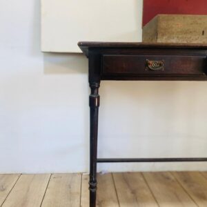Lote x4 artículos: caja fuerte en hierro, mesa de madera y otros