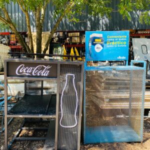 Exhibidores en hierro: coca cola - agua