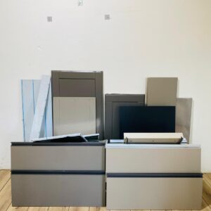 Lote x21 artículos: cajones para muebles en MDF, puertas de muebles y otros