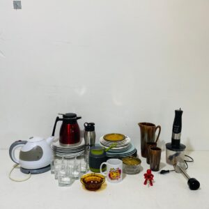 Lote x42 artículos: platos, jarra, vasos, tazas, botellas y otros
