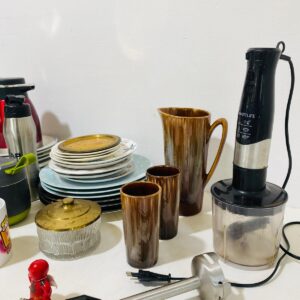 Lote x42 artículos: platos, jarra, vasos, tazas, botellas y otros