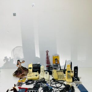 Lote x27 artículos: aspiradora robot, teléfonos, DVD, adornos y otros