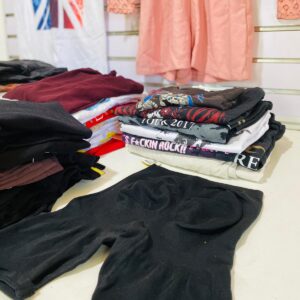 Lote x49 prendas: remeras, vestidos, calzas, etc.