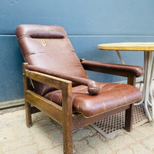 Mesa en hierro y madera + sillón simil cuero marrón