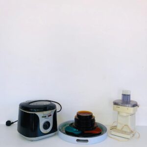 Lote x22: freidora, juguera, bandejas y platillos