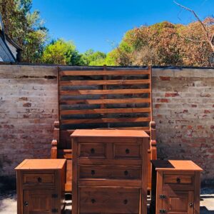 Juego de dormitorio en madera: cama, mesas de luz y cómoda