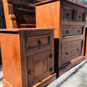 Juego de dormitorio en madera: cama, mesas de luz y cómoda