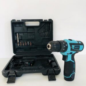 Taladro a batería en caja con accesorios
