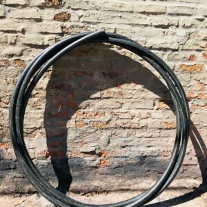 Rollo de plastiducto negro 10m